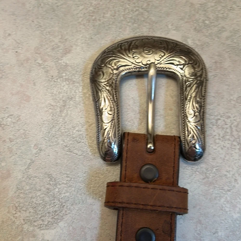 Tony Lama belt, size 40, w bone and concho, leather. - Picture 2 of 7